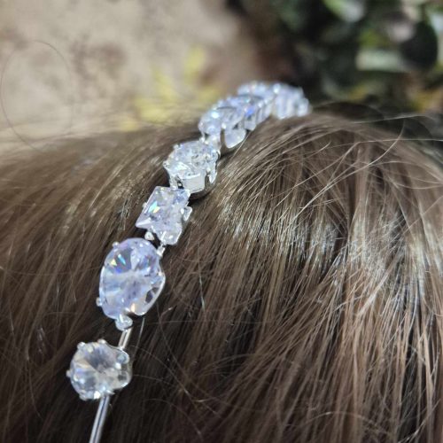 Menyasszonyi tiara, fejdísz kocka kövekkel.