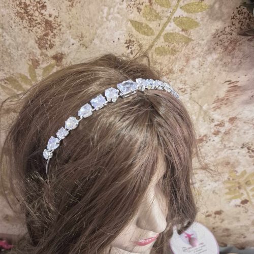 Menyasszonyi tiara, fejdísz kocka kövekkel.