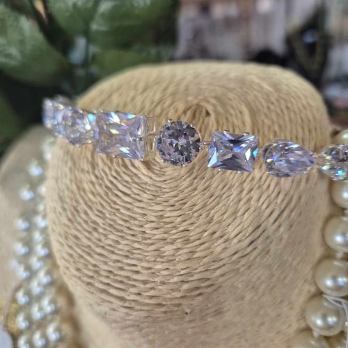 Menyasszonyi tiara, fejdísz kocka kövekkel.