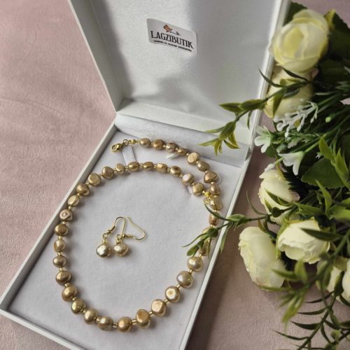 Mézbarna, tenyésztett gyöngy nyaklánc-fülbevaló szett.