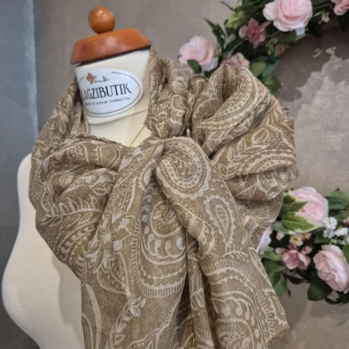 Mintás stóla, bézs vagy zöld színben.