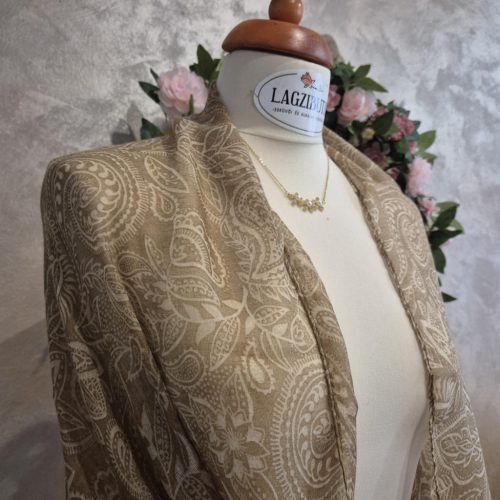 Mintás stóla, bézs vagy zöld színben.