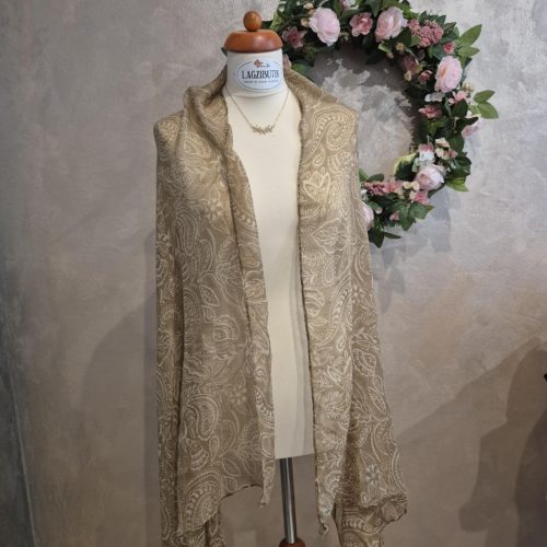 Mintás stóla, bézs vagy zöld színben.