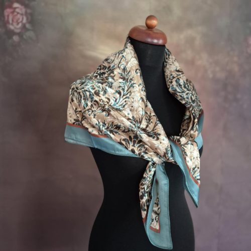 Mintás selyemkendő, kétféle színben.