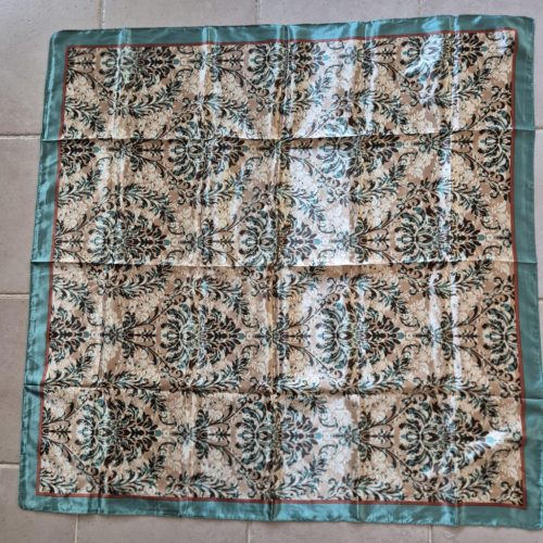 Mintás selyemkendő, kétféle színben.