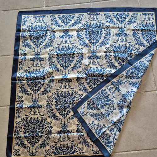 Mintás selyemkendő, kétféle színben.