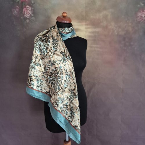 Mintás selyemkendő, kétféle színben.