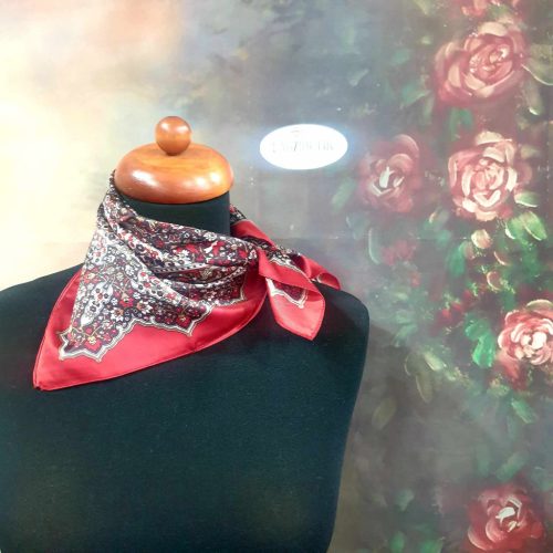 Mintás szatén kendő többféle színben.