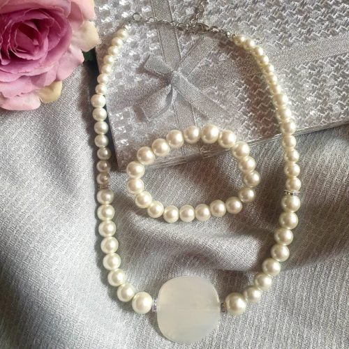 Modern, egyedi teklagyöngy-szett.