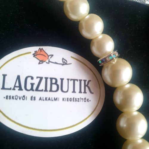 Modern, egyedi teklagyöngy-szett.