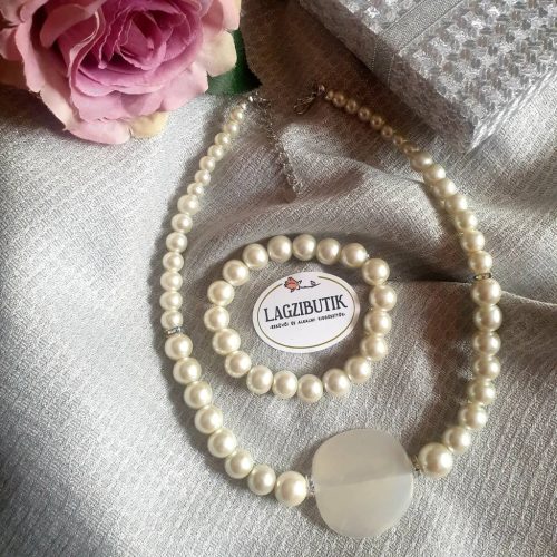 Modern, egyedi teklagyöngy-szett.