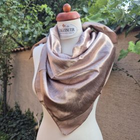 Mogyoró színű selyemkendő apró mintákkal.