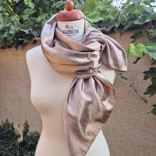 Mogyoró színű selyemkendő apró mintákkal.