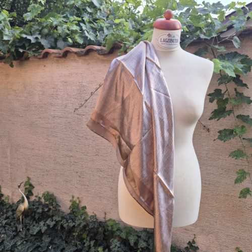 Mogyoró színű selyemkendő apró mintákkal.