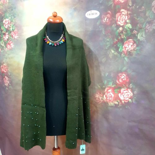 Mohazöld kötött sál, gyöngyökkel.