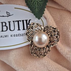 Nagy gyöngyös bross, kitűző.