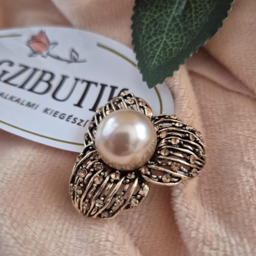 Nagy gyöngyös bross, kitűző.