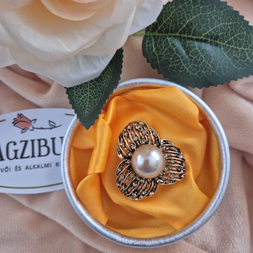 Nagy gyöngyös bross, kitűző.