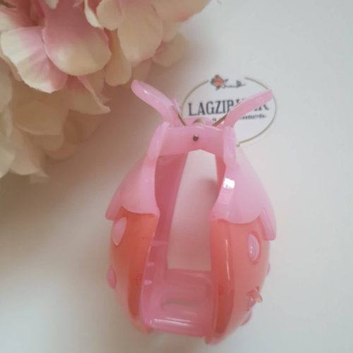 Nagyméretű, eper alakú hajcsipesz vastag  hajba.