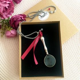   Nagyítós medál hosszú láncon, vintage, romantikus stílusban.