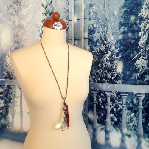 Nagyítós medál hosszú láncon, vintage, romantikus stílusban.