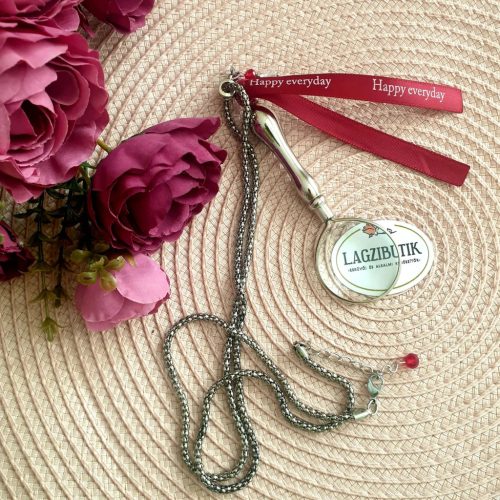 Nagyítós medál hosszú láncon, vintage, romantikus stílusban.