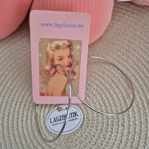 Nagy karika fülbevaló.