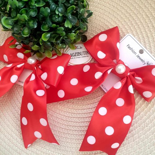 Piros, pöttyös masni, hajbavaló csipesz.