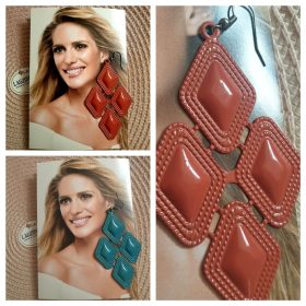   Rombusz alakú, nagyméretű fülbevaló kék vagy narancs színben.