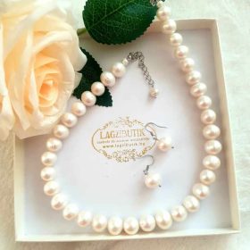   Törtfehér, nagyszemű tenyésztett gyöngy nyaklánc, fülbevalóval.