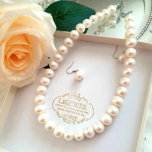 Törtfehér, nagyszemű tenyésztett gyöngy nyaklánc, fülbevalóval.