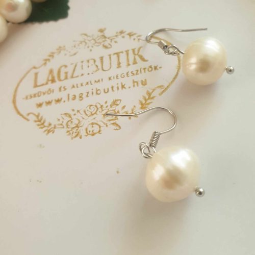 Törtfehér, nagyszemű tenyésztett gyöngy nyaklánc, fülbevalóval.