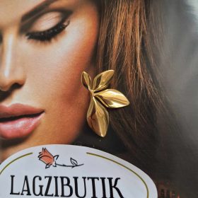   Nagy, virág alakú fülbevaló arany színben, nemesacélból.