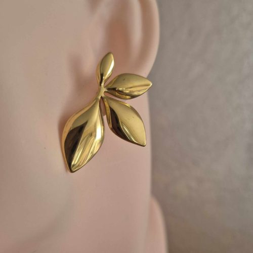 Nagy, virág alakú fülbevaló arany színben, nemesacélból.