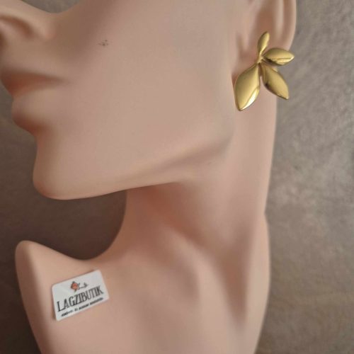 Nagy, virág alakú fülbevaló arany színben, nemesacélból.