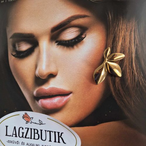 Nagy, virág alakú fülbevaló arany színben, nemesacélból.