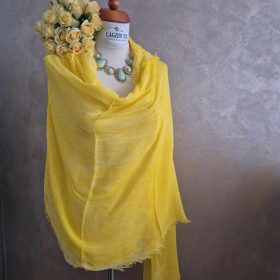 Napsárga gyűrt stóla.