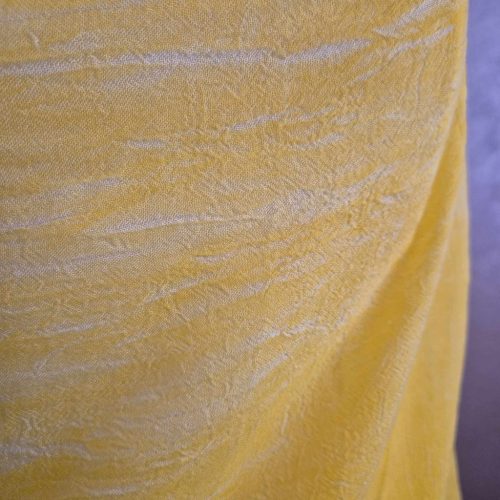 Napsárga gyűrt stóla.