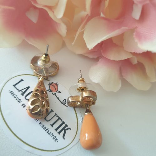 Narancs, csepp-masni fazonú lógós fülbevaló.