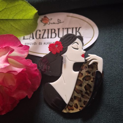 Női arc karakter kitűző fekete hajjal.