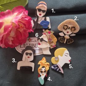 Női arc kitűző szőke hajjal.