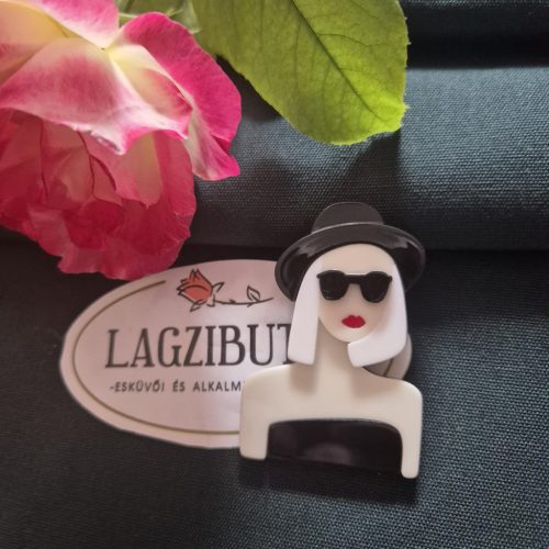 Női arc kitűző szőke hajjal.