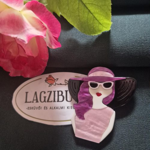 Női arc karakter kitűző, színes hajjal.