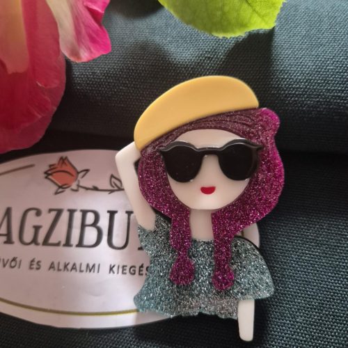 Női arc karakter kitűző, színes hajjal.