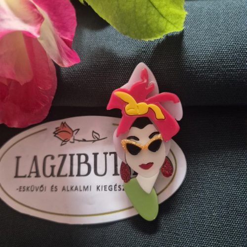 Női arc karakter kitűző, színes hajjal.