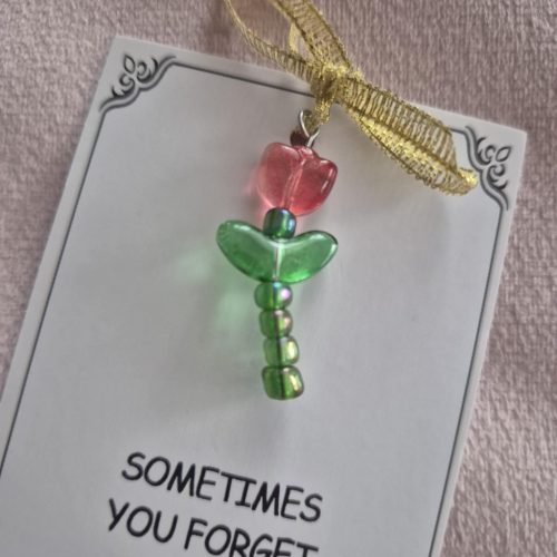 Nőnapi gyöngy tulipán, motivációs kártyán.