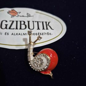 Narancs színű csiga bross, kitűző.