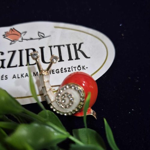 Narancs színű csiga bross, kitűző.
