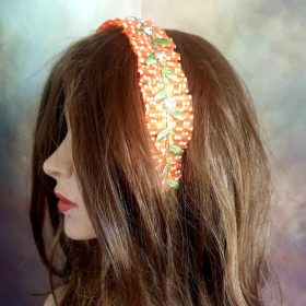 Narancs, fodros-pöttyös hajpánt.