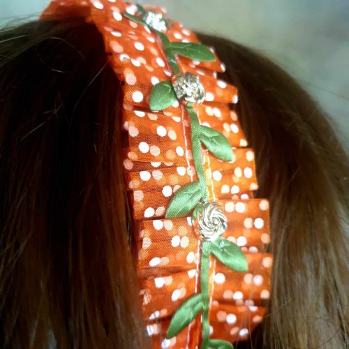 Narancs, fodros-pöttyös hajpánt.